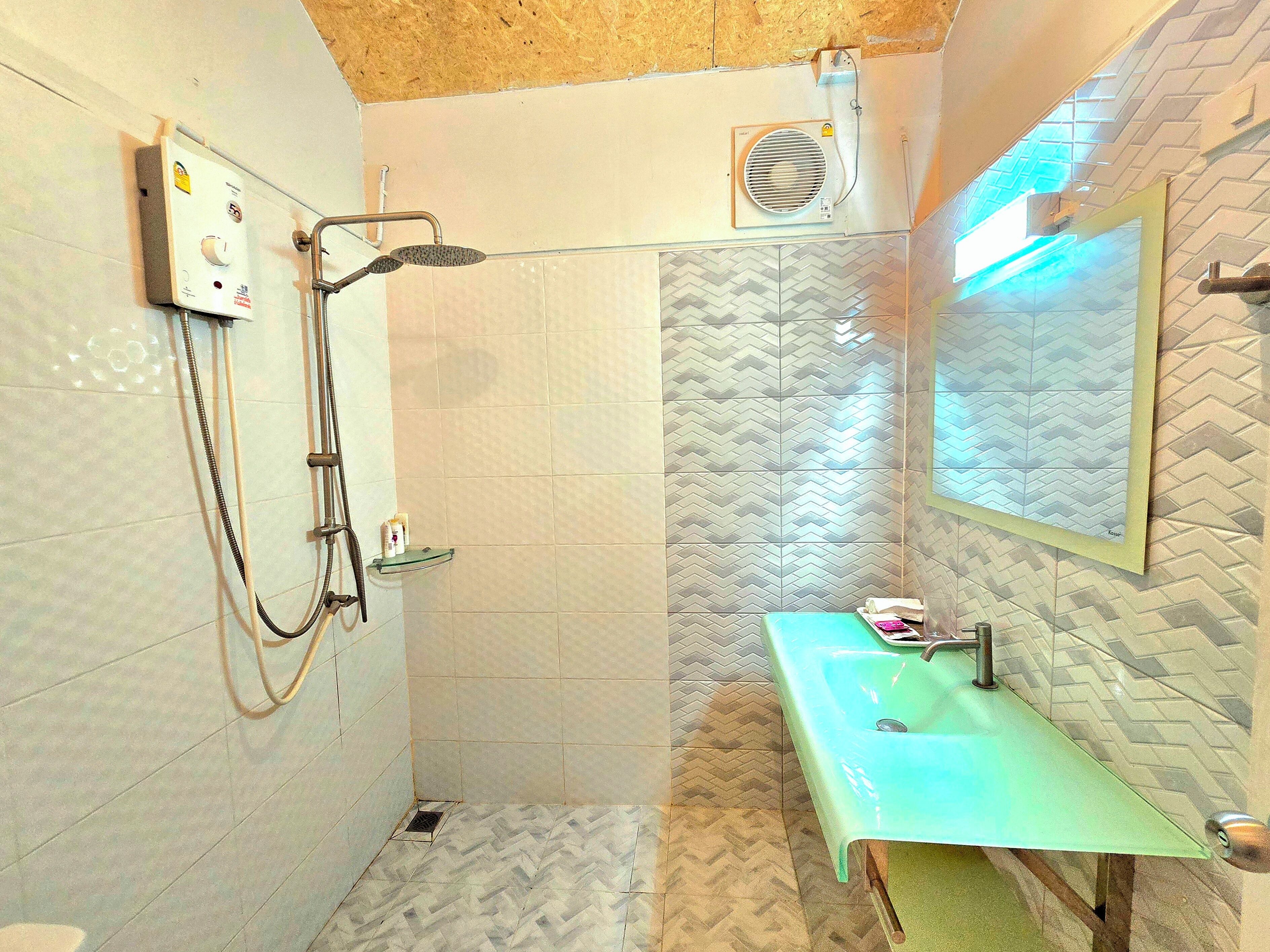 Resort A Fame Room | Bad | Dusj, hårføner, håndklær og sjampo