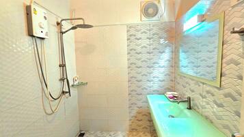 Resort A Fame Room | Bad | Dusj, hårføner, håndklær og sjampo