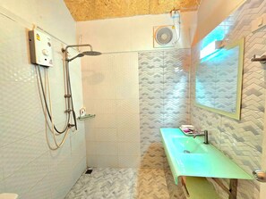Habitació tradicional | Bany | Dutxa, assecador de cabells, tovalloles i xampú 