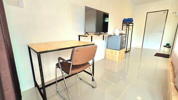 Garden Room | Desk, free WiFi, bed sheets