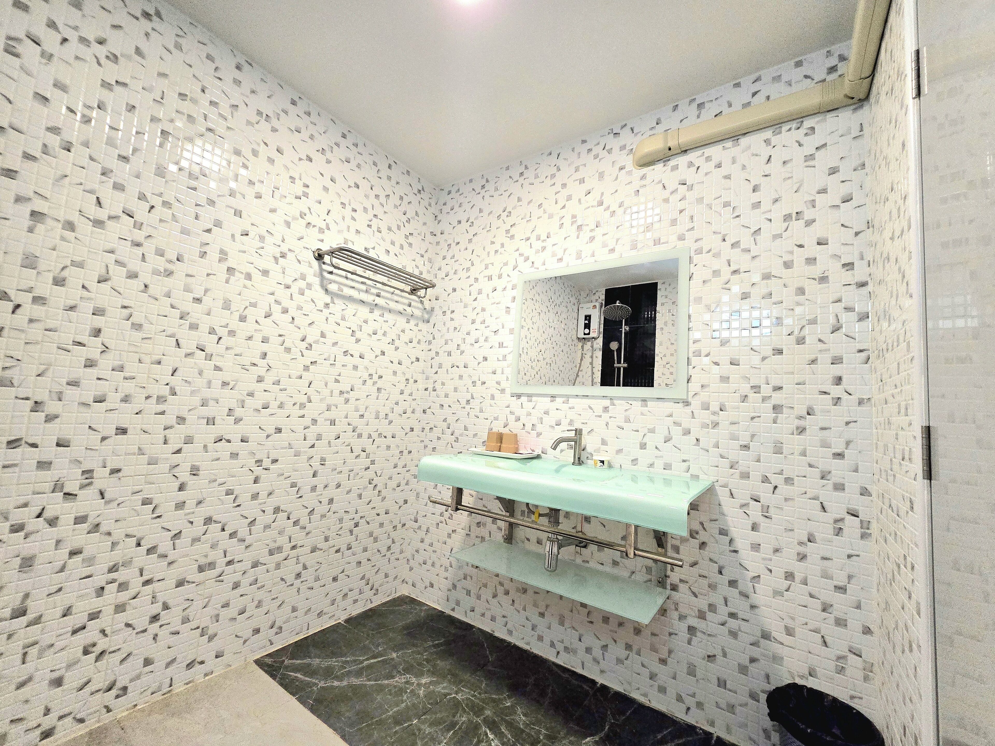 Ducha, secador de pelo, toallas, shampoo