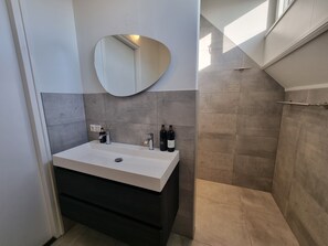 Shower, towels - Luxury holiday villa in Friesland (Balk)