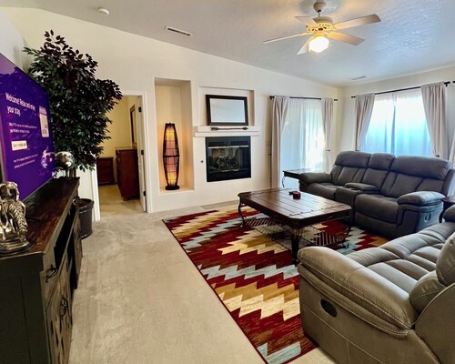 Large Prescott Home w/3-car Garage Central & Quiet
