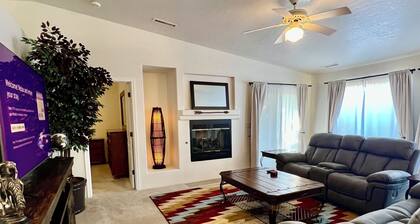 Large Prescott Home w/3-car Garage Central & Quiet
