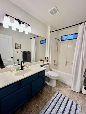 Shower, towels - Large Prescott Home w/3-car Garage Central & Quiet (Prescott)