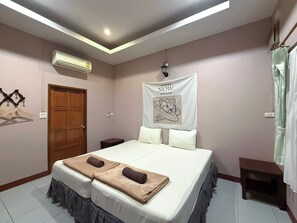 Twin Happiness | Desk, free WiFi