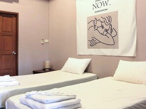 Twin Happiness | Desk, free WiFi, bed sheets - The Nine Bed & Restaurant (Kanchanaburi)