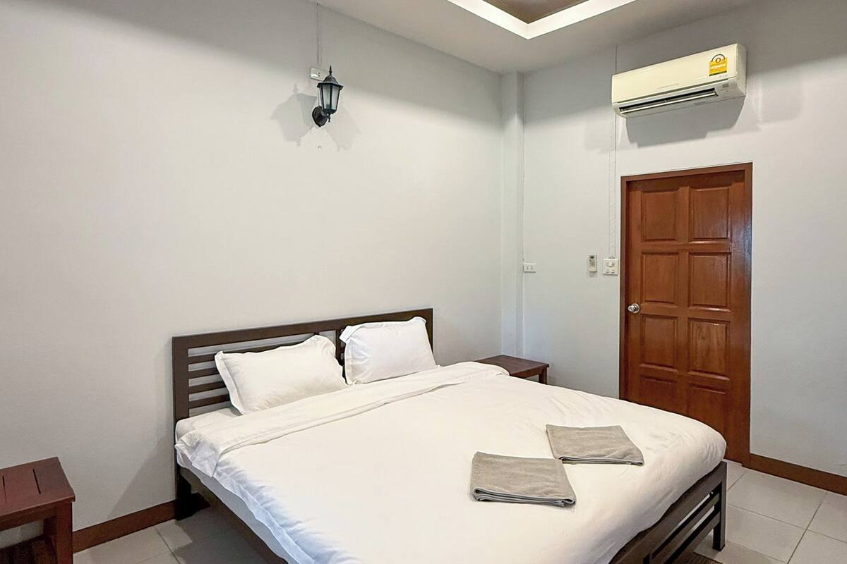 Desk, free WiFi, bed sheets