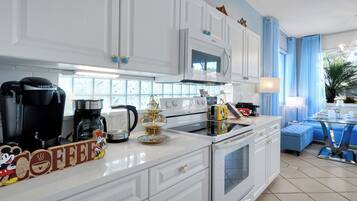 Een koelkast, een magnetron, een oven, een kookplaat