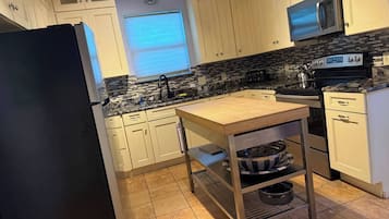 Een koelkast, een oven, een kookplaat, een vaatwasser