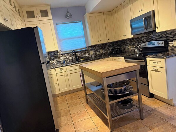 Fridge, oven, stovetop, dishwasher