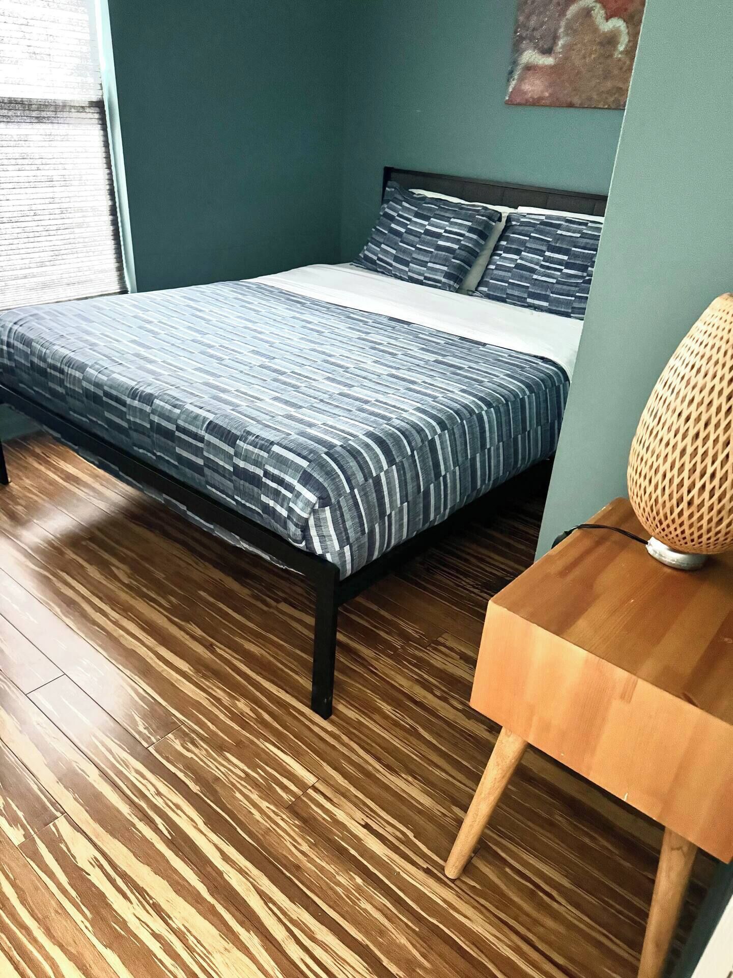 3 habitaciones, escritorio, tabla de planchar con plancha y wifi gratis 