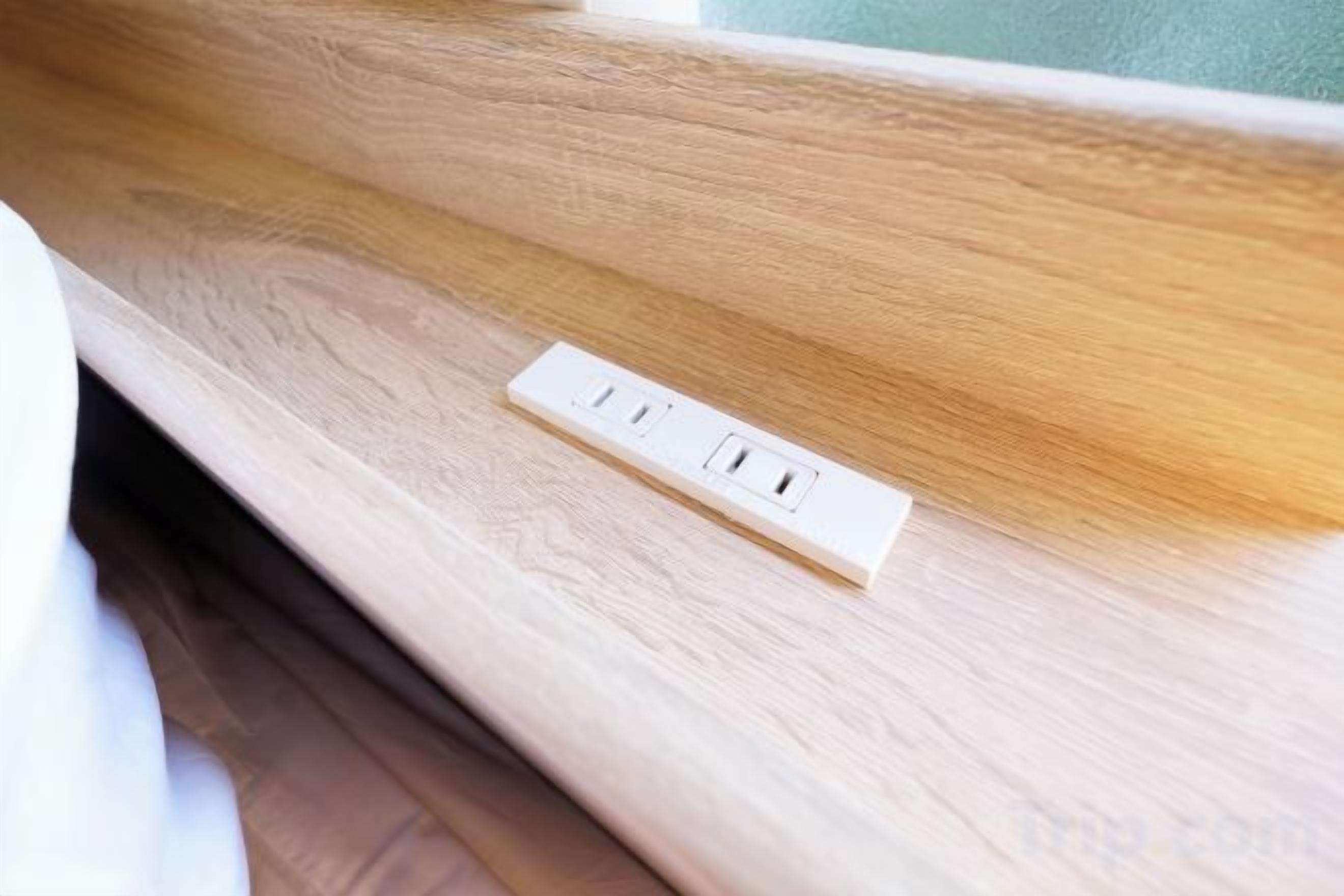 Una superficie de madera con un enchufe.