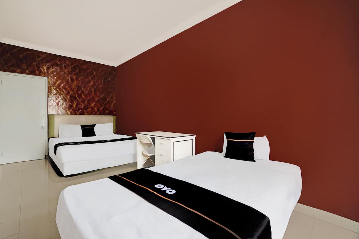 Ein Hotelzimmer mit einem großen Bett, einem Nachttisch und einem Kleiderschrank.