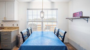 Dining - ‼️3BR Lakefront in Nashville w/ BBQ & Hot Tub (Nashville)
