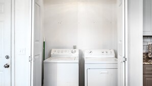 Interior - ‼️3BR Lakefront in Nashville w/ BBQ & Hot Tub (Nashville)