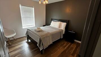 3 slaapkamers, een strijkplank/strijkijzer, wifi, beddengoed