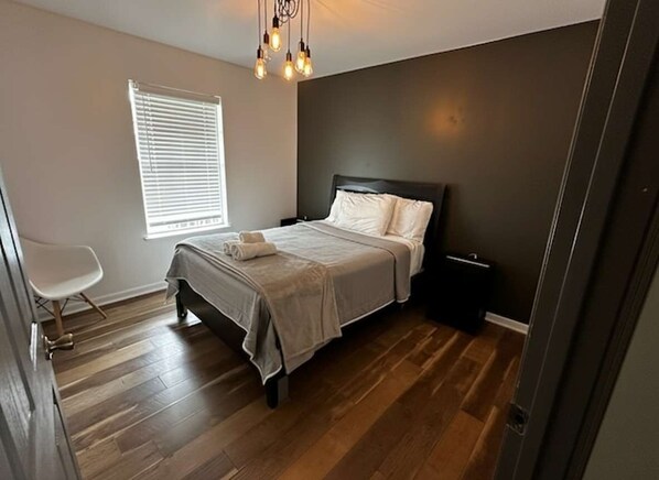 3 slaapkamers, een strijkplank/strijkijzer, wifi, beddengoed