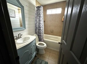 Een douche, een haardroger, handdoeken, zeep