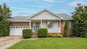 Exterior - ‼️3BR Lakefront in Nashville w/ BBQ & Hot Tub (Nashville)