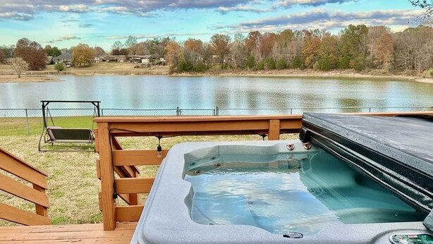 Outdoor spa tub - ‼️3BR Lakefront in Nashville w/ BBQ & Hot Tub (Nashville)