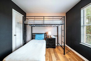3 habitaciones, tabla de planchar con plancha, wifi y ropa de cama 