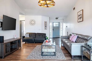 Una televisión, una chimenea