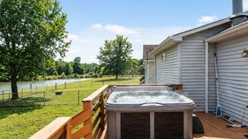 Tina de hidromasaje al aire libre