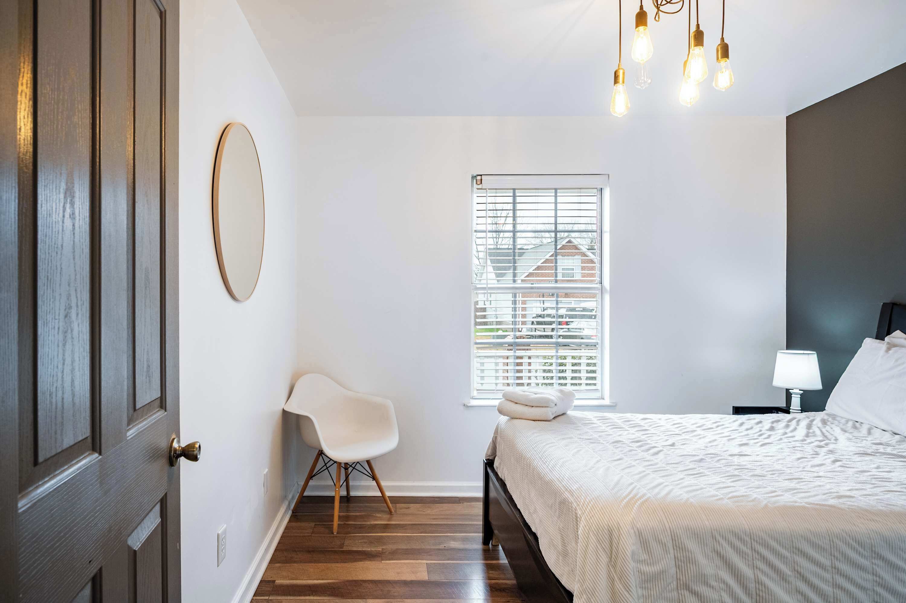 3 habitaciones, tabla de planchar con plancha, wifi y ropa de cama 