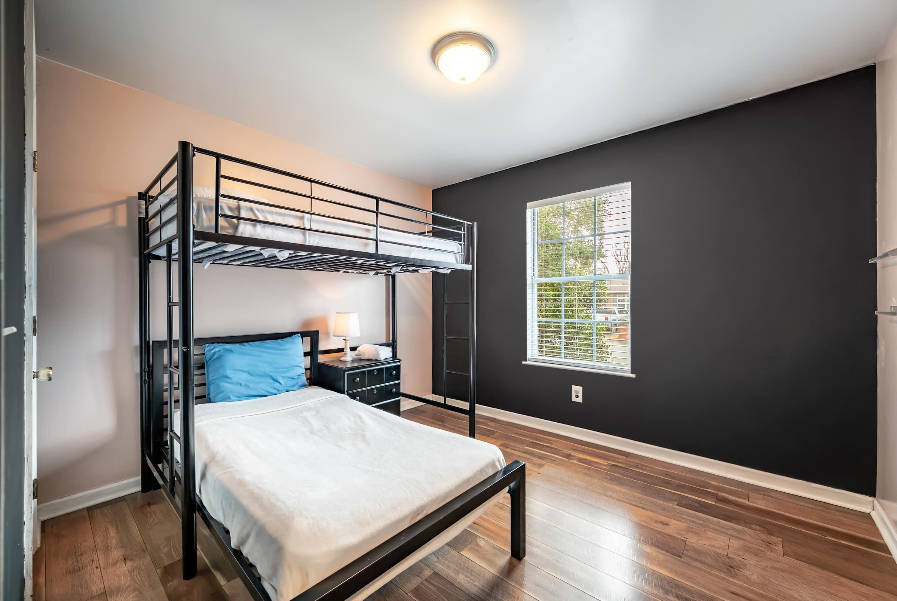 3 habitaciones, tabla de planchar con plancha, wifi y ropa de cama 
