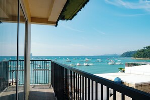 A balcony with a view of the sea and boats. - S Resort El Nido Managed by H Hospitality (El Nido)