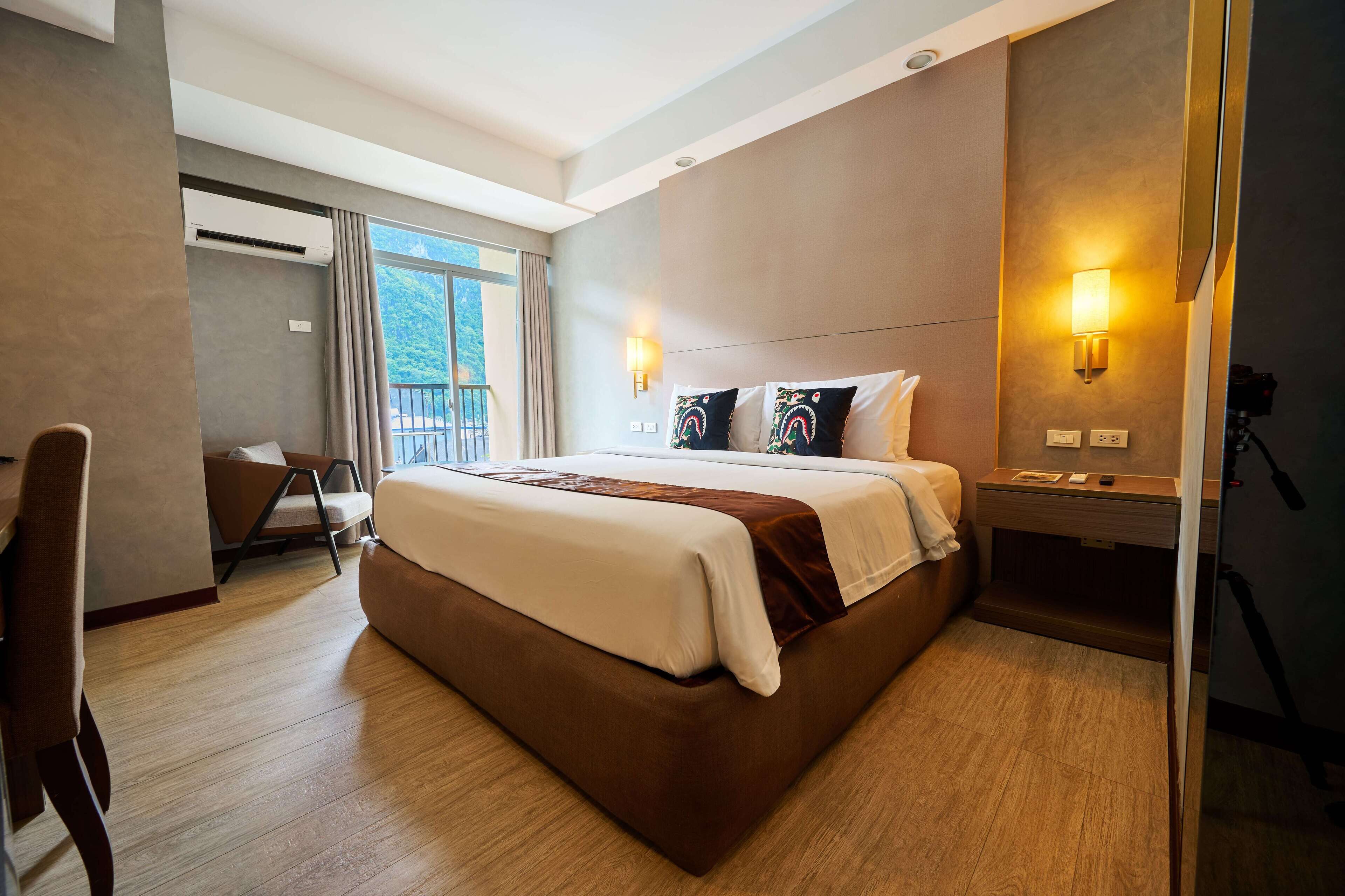 Deluxe King with Mountain View