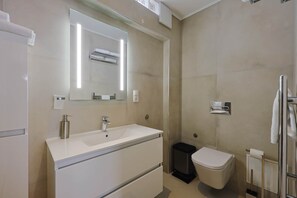 Suihku, hiustenkuivaaja, pyyhkeet