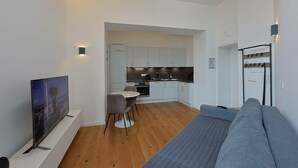 Een modern appartement met een woongedeelte, keuken en eethoek.