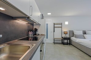 Kühlschrank, Mikrowelle, Ofen, Herdplatte