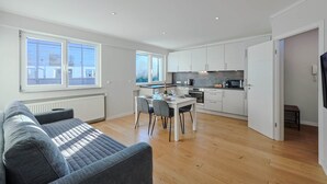 Un apartamento moderno con sala de estar, comedor y cocina.