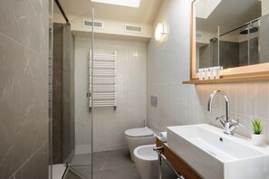 Suite | Bathroom | Free toiletries, hair dryer, slippers, towels - Villa Miliani (Fabriano)