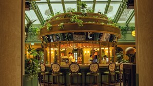 Zona bar con soffitto curvo, pareti verdi e un cartello con scritto 'POPOLARE'.