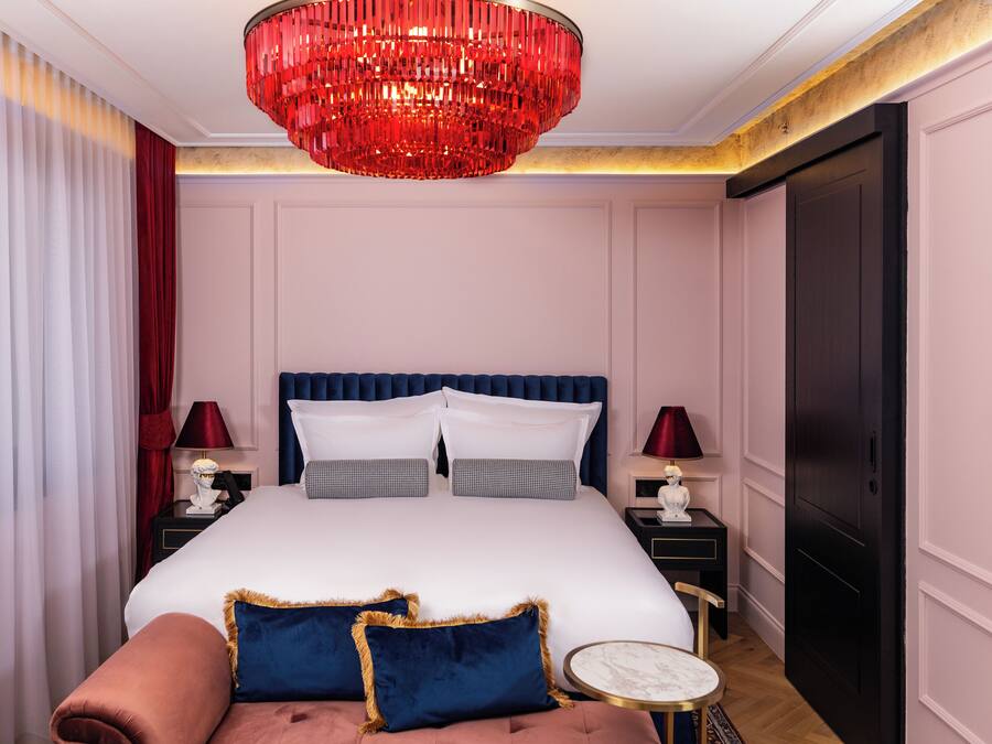 Bộ đồ giường cao cấp, chăn bông, minibar, két bảo mật tại phòng