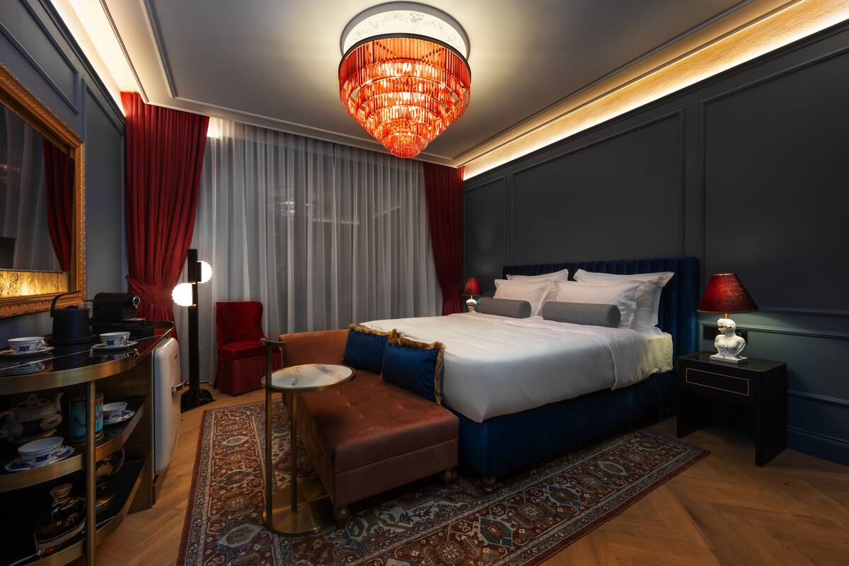 Premium bedding, down comforters, minibar, in-room safe