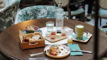 Daily cooked-to-order breakfast (EUR 20 per person)