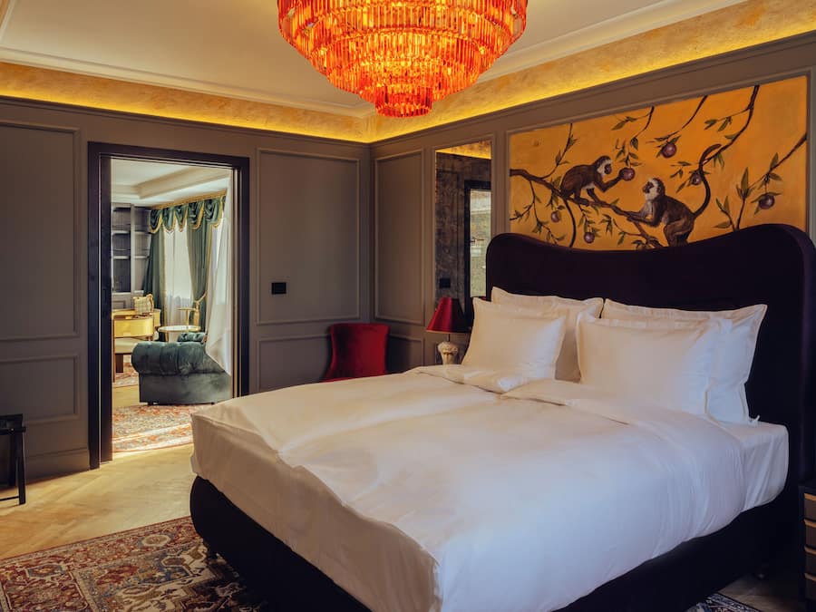 Suite de lujo, patio | Ropa de cama de alta calidad, edredones de plumas, minibar y caja fuerte