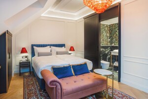 Design szoba kétszemélyes ággyal | Prémium ágynemű, pehelypaplan, minibár és széf a szobában