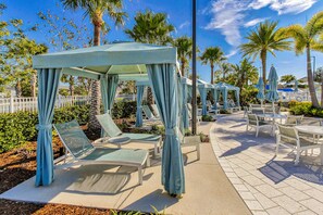 Outdoor dining - Magical 5 star Home w/ pool, Gaming & Theatre (Kissimmee)