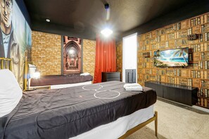 9 bedrooms, desk, iron/ironing board, free WiFi - Magical 5 star Home w/ pool, Gaming & Theatre (Kissimmee)