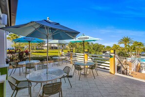 Outdoor dining - Magical 5 star Home w/ pool, Gaming & Theatre (Kissimmee)