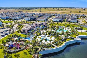 Innendørsbasseng og et oppvarmet basseng