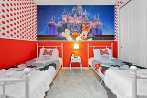 9 bedrooms, desk, iron/ironing board, free WiFi - Magical 5 star Home w/ pool, Gaming & Theatre (Kissimmee)