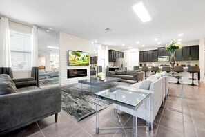 Smart TV, fireplace, video games, books - Magical 5 star Home w/ pool, Gaming & Theatre (Kissimmee)