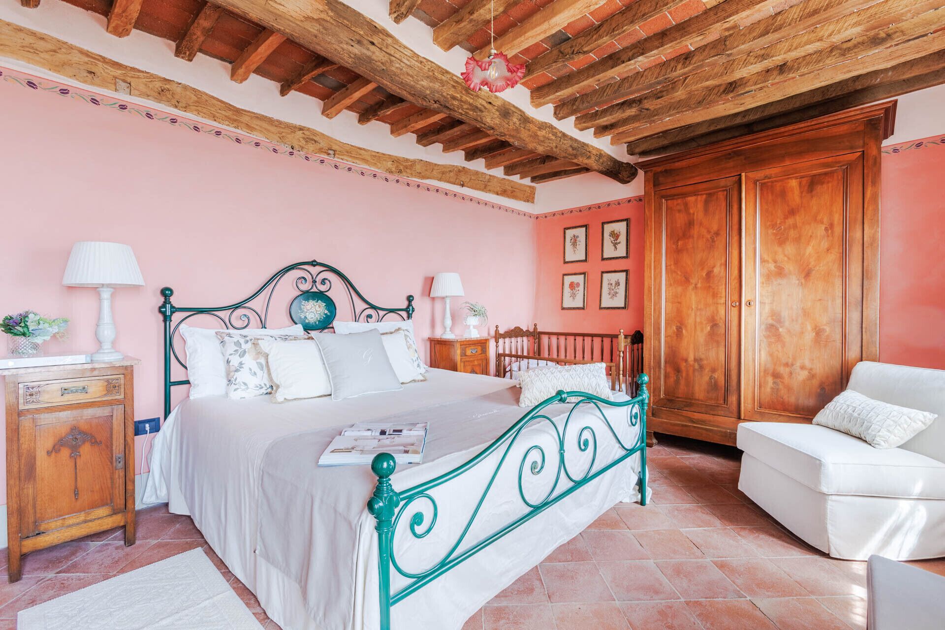 4 bedrooms, iron/ironing board, free WiFi, bed sheets